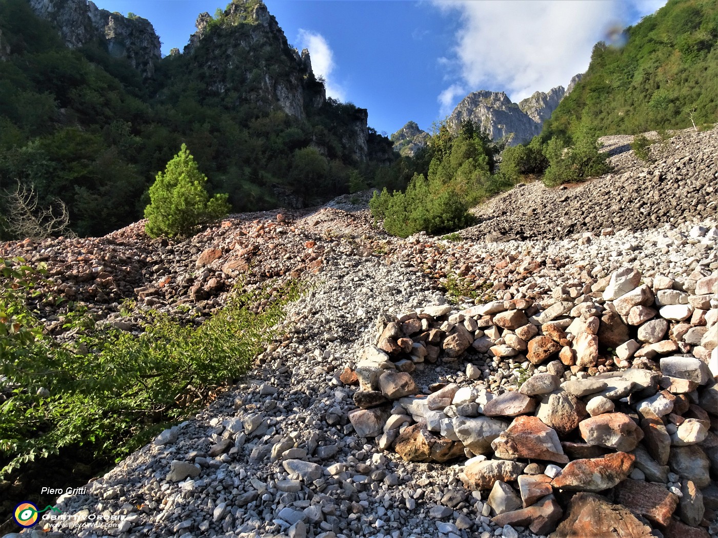 02 Salendo il lungo pietroso ghiaione della Val Gerona.JPG